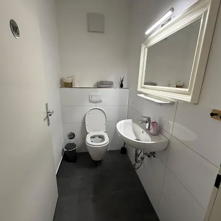 1 In Location-carnation شقة كولونيا