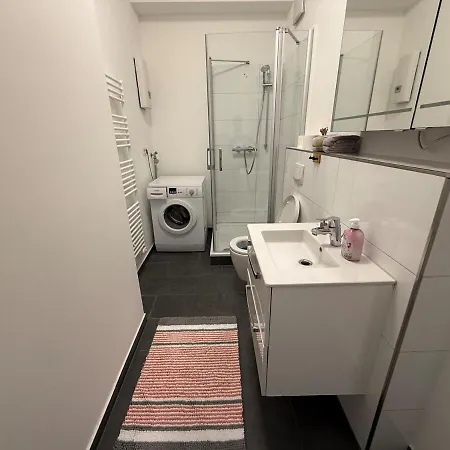 1 In Location-carnation Apartment *