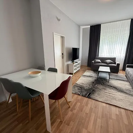 1 In Location-carnation Apartment *